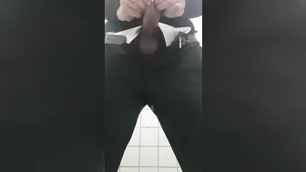 Minet maigre branle sa grosse bite et jouit dans des toilettes publ...