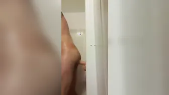 澳大利亚年轻伪娘在淋浴间骑乘大假阳具