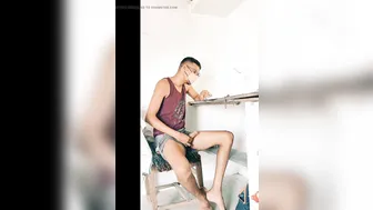 Twink masturba seu pau grande e jorra uma grande carga de porra