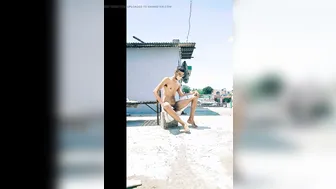شاب هندي نحيف يستمني في الخارج بزب كبير وطيز مدورة