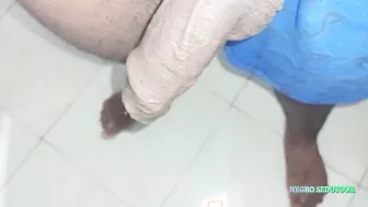 Twink amateur se masturba su gran polla en shorts cortados