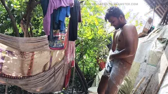 Jeune mec se branle seul sa grosse bite non circoncise dans la baig...