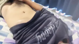 Twink francês bate punheta do seu pau grande em vídeo caseiro solo