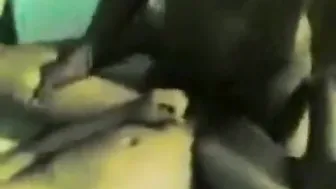 印尼男一边抽烟一边无套后入