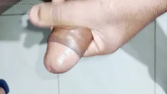 Der schnurrbartträger kommt zurück für einen blowjob mit einem groß...