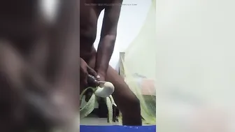 Solo chico se traga hasta el fondo un consolador negro grande en we...