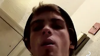 Twink solo se masturba e fuma em cena de masturbação fetichista