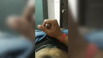 Hombre indio desi se masturba su gran polla dura en cámara