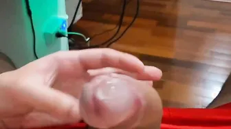 Twink non circoncis branle sa grosse bite et éjacule une grosse charge