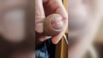 Pai italiano peludo bate punheta com seu pau grosso e jorra porra