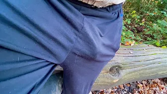 Un hunk noir marche dans les bois avec une grosse bite dure qui dép...