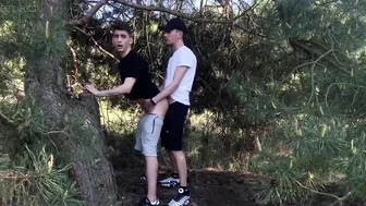 Amateur-twinks ficken bareback im wald