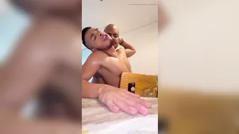Voisin colombien musclé se filme en train d'enculer un ami sans capote