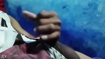 رجل إندونيسي يستمني بمفرده في جلسة استمناء منفردة