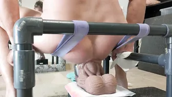 Papá se monta un consolador xl seahorse grueso en su culo musculoso