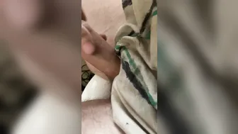 Twink masturba seu pau grande até gozar no banheiro