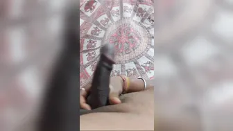 Homme noir et asiatique mature se masturbe seul avec sa grosse bite...