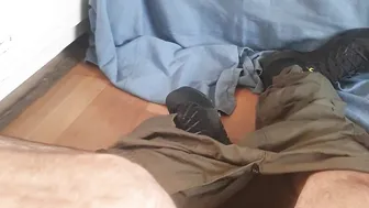 हट्टा-कट्टा डॉम अपना बड़ा लंड रफ सोलो हस्तमैथुन में दिखाता है
