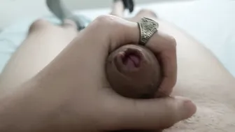 Homem musculoso sozinho bate uma punheta até gozar cremoso