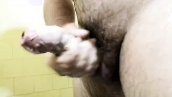 Oso maduro con polla gruesa sin cortar en la ducha