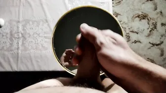 Twink dispara una corrida gigante en un espejo después de una mamad...