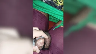 Jeune homme huilé branle une grosse bite noire en solo
