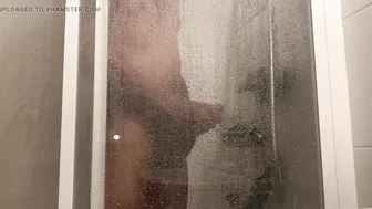 Hunk britannique musclé se branle la grosse bite sous la douche en ...