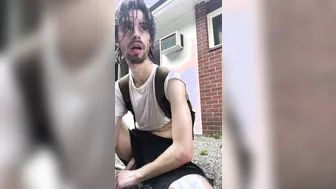 Joven deportista sudoroso se masturba al aire libre después del cal...
