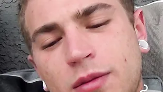 Twink fuma y se masturba su polla palpitante hasta correrse