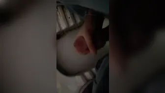شاب أملس يستمني زبه الكبير في مرحاض عام مع وجود ناس بالقرب