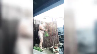 金发爸爸在泳池边淋浴和手淫