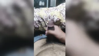 Jovem twink peludo se masturba solo em roma