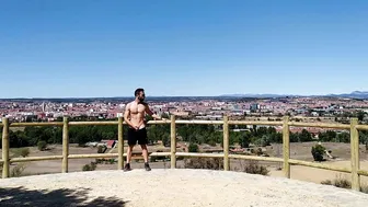 Tío español sin cortar se pajea con vistas a la ciudad de león