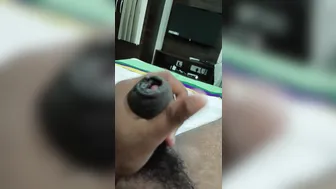 多毛泰米尔男独自撸他粗大的未割包皮鸡巴