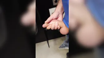 парень дрочит и кончает в туалете колледжа