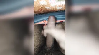 Behaarter bär gibt langsamer handjob für dicken sechs-zoll-schwanz ...