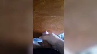 Militar peludo se masturba con su gran polla sin cortar y dispara u...