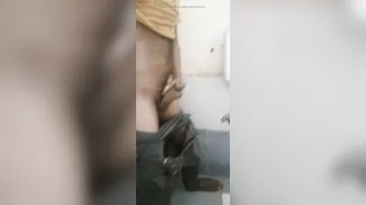 Indio solo se masturba la gran polla en el baño