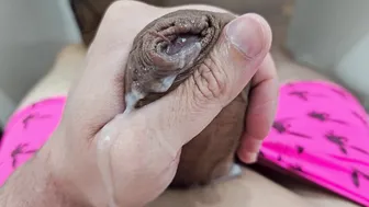 Amador twink bate uma punheta no pau grande e não circuncidado e go...