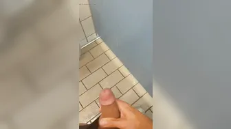 Compilação de mijo solo de jovem com pau grande ao ar livre e em am...