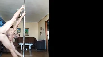 Mec nu dansant et branlant sa grosse bite non circoncise en solo