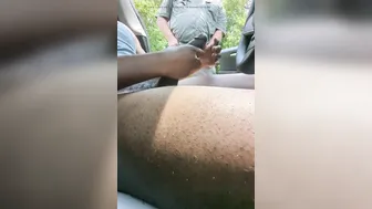 Outdoor cruising führt zu gegenseitigem handjob und blowjob