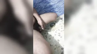Joven semental indio se masturba la gran polla en solitario en el baño