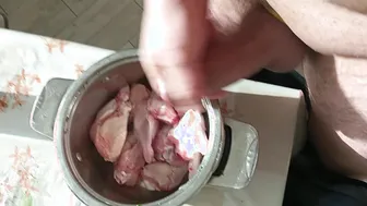 Chico italiano se masturba la gran polla y dispara una carga