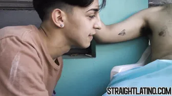 Twink latino hétero tímido tenta sexo gay em primeiro trio bareback