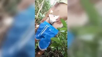 Un jeune minet asiatique se masturbe avec sa grosse bite dans les bois