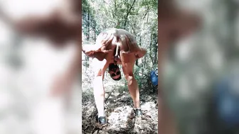 Twink intact branle sa grosse bite en plein air jusqu'à jouir