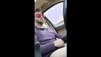 Hombre musculoso hetero se masturba su gran polla en el coche al ai...