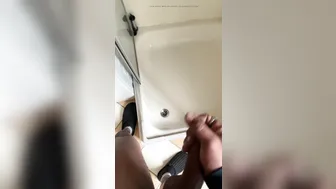 Papá negro musculoso da una paja perversa a joven latino
