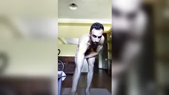 Hunk espagnol solo écarte son cul et branle sa grosse bite non circ...